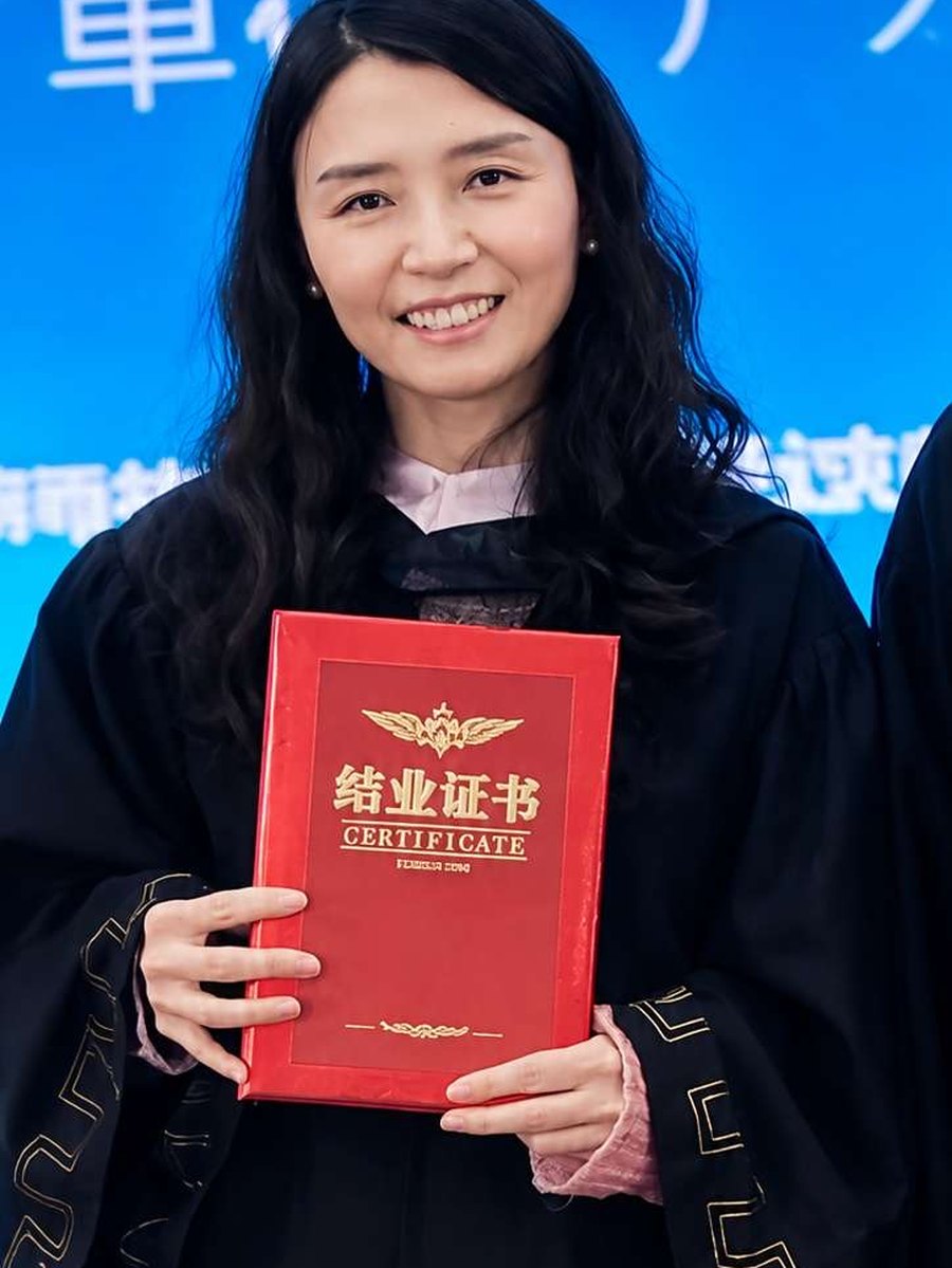 Sunny 身着学位服手持中式理疗结业证书